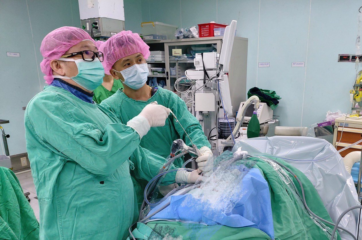 南投醫院神經外科主任葉國球透過內視鏡手術治療椎間盤突出。圖／南投醫院提供