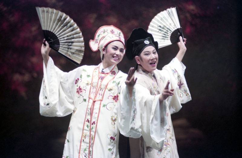 1993年9月23日凌波（右）與孫翠鳳在國父紀念館演出舞台劇告別作「梁山伯與祝英台」，兩人搭配出色。圖／聯合報系資料照片
