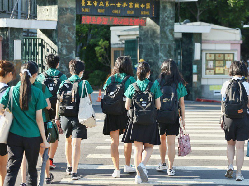 台灣雙薪家庭、高工時勞動市場，是一塊難以撼動的鐵板，也是許多學生不得不早到校、晚回家的原因之一。圖／聯合報系資料照片