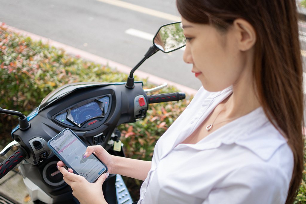 CROXERA智慧儀表還提供騎乘路徑導航、車輛當前所在路段顯示、來電通知、速限與...