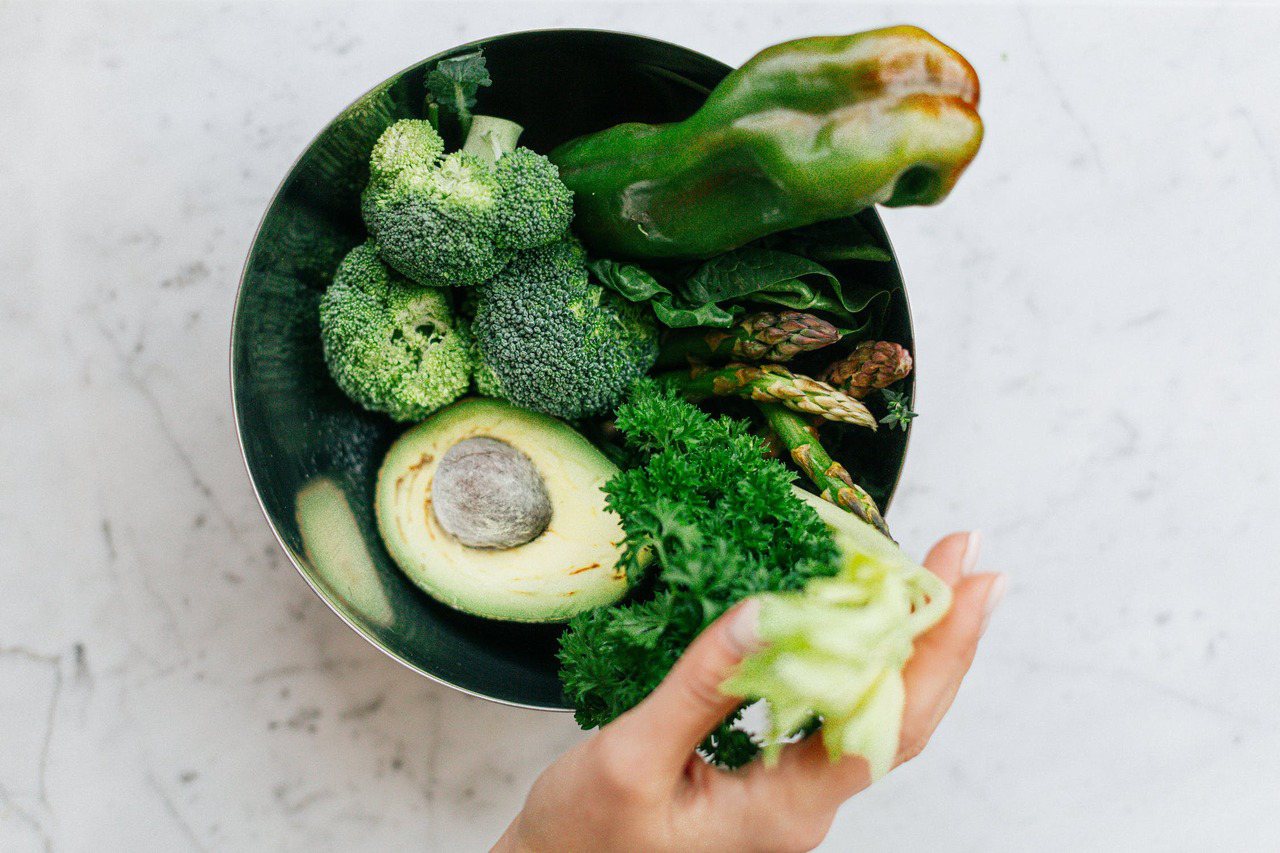 食用深綠色蔬菜不會造成腎功能不良，但因為深綠色蔬菜含有豐富的鉀離子，腎功能不全患...