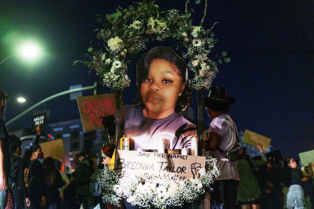 一起美國警察執法爭議，造成一名無辜的26歲黑人女性——布倫娜．泰勒（Breonn...