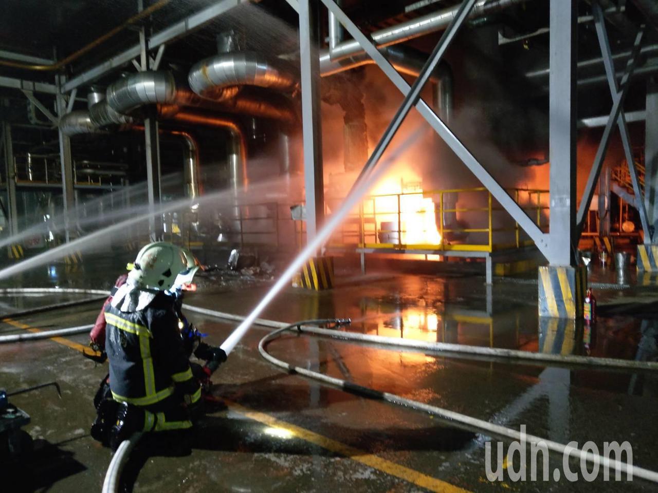 新竹縣消防局昨晚前往遠東化纖救災，火勢經過半小時才受到控制。記者巫鴻瑋／攝影