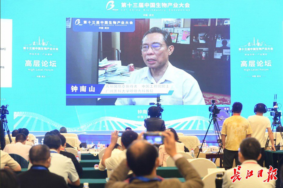 鍾南山透過視頻在第十三屆中國生物產業大會發表演講。圖／長江日報提供