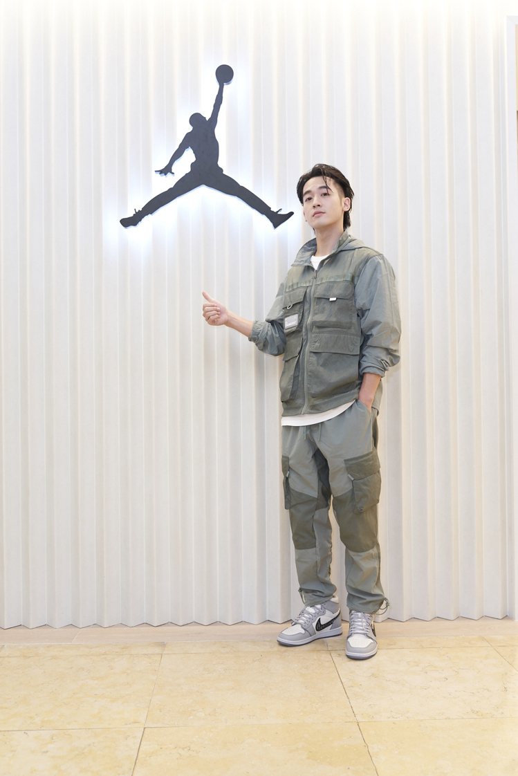 小樂腳踩Dior聯名Air Jordan球鞋朝聖Jordan 301 Taichung店。圖／Nike提供