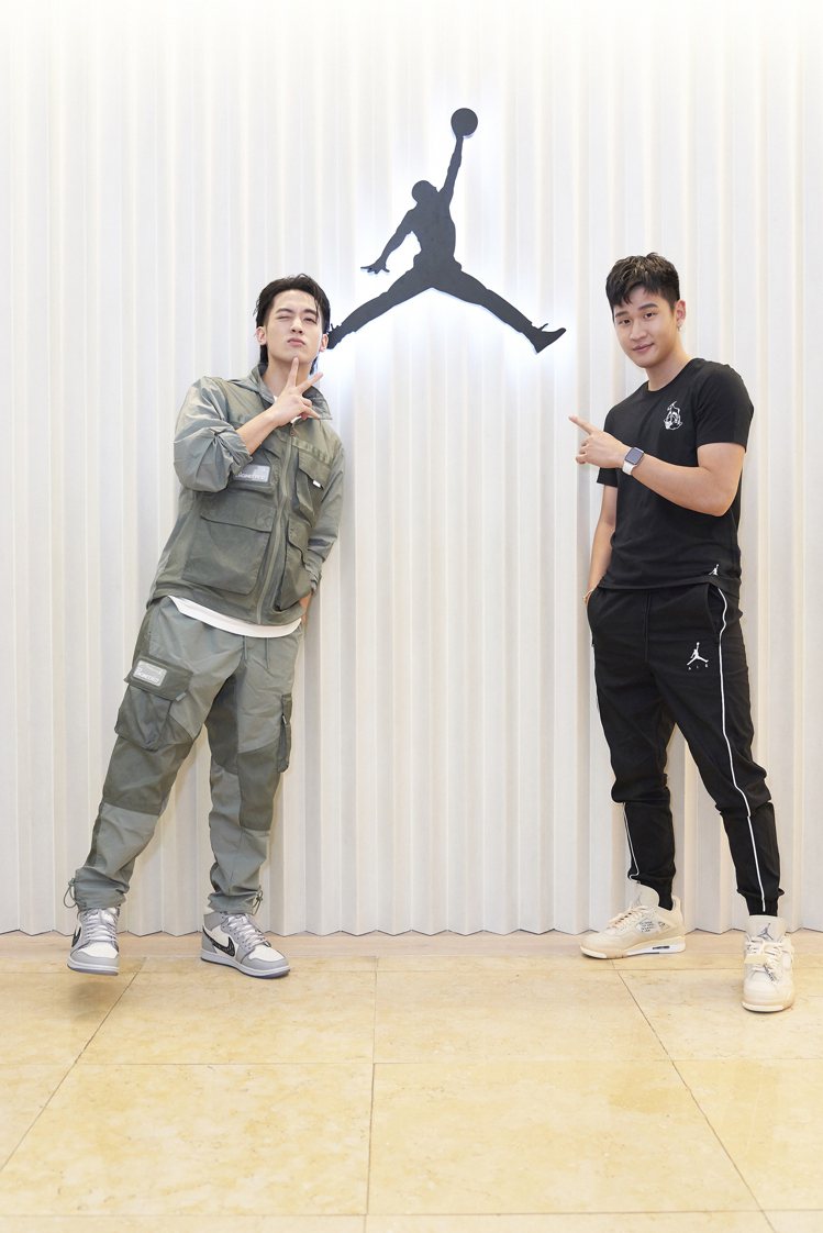 Jordan 301 Taichung店開幕，周興哲（右）、小樂分別腳踩聯名Air Jordan球鞋朝聖。圖／Nike提供