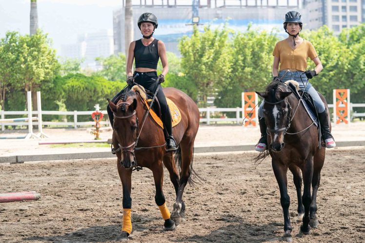 房思瑜(左)陪Dora完成騎馬初體驗。圖／TVBS提供