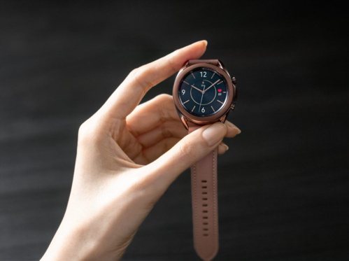 Galaxy Watch3星霧金色外型時尚好搭配，並具備齊全的健康偵測與體適能輔...