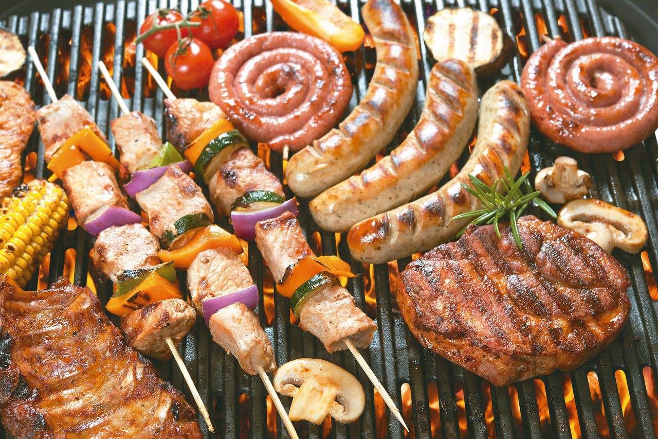 烤肉不建議買加工肉品如熱狗、火腿、香腸等。圖/123RF
