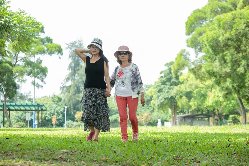 張瓊齡(左)藉著和媽媽一起旅行，展開長達9年的和解之旅。 記者曾原信／攝影