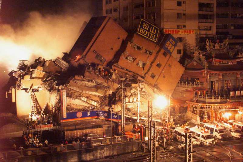 921地震東星大樓倒塌，造成87人死亡、105人輕重傷，警消趕到現場救助受困住戶。圖／聯合報系資料照片