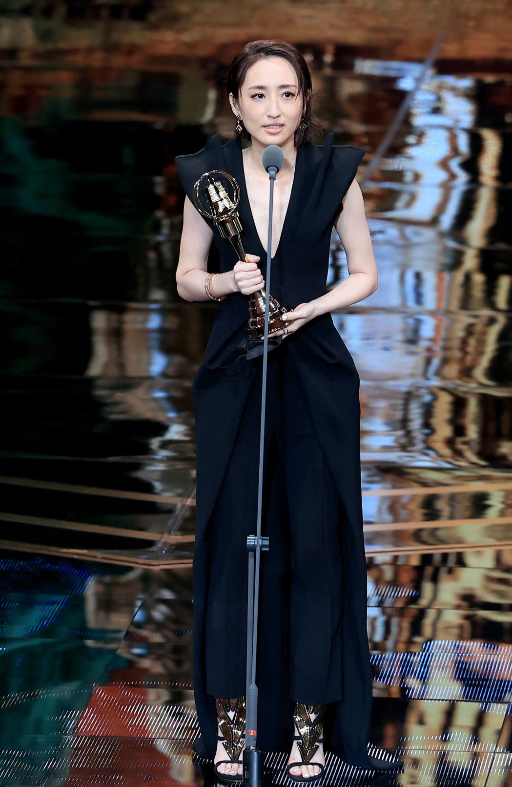 第55屆金鐘獎頒獎典禮在國父紀念館舉行，柯佳嬿以「想見你」獲得戲劇節目女主角獎。