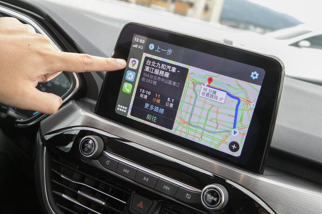 8吋懸浮式全彩觸控螢幕，支援Apple CarPlay及Android Auto...