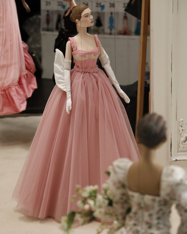 Jeremy Scott這次推出40件女裝，而木偶的靈感來自時裝劇院（Théâtrede la Mode）。圖／MOSCHINO提供