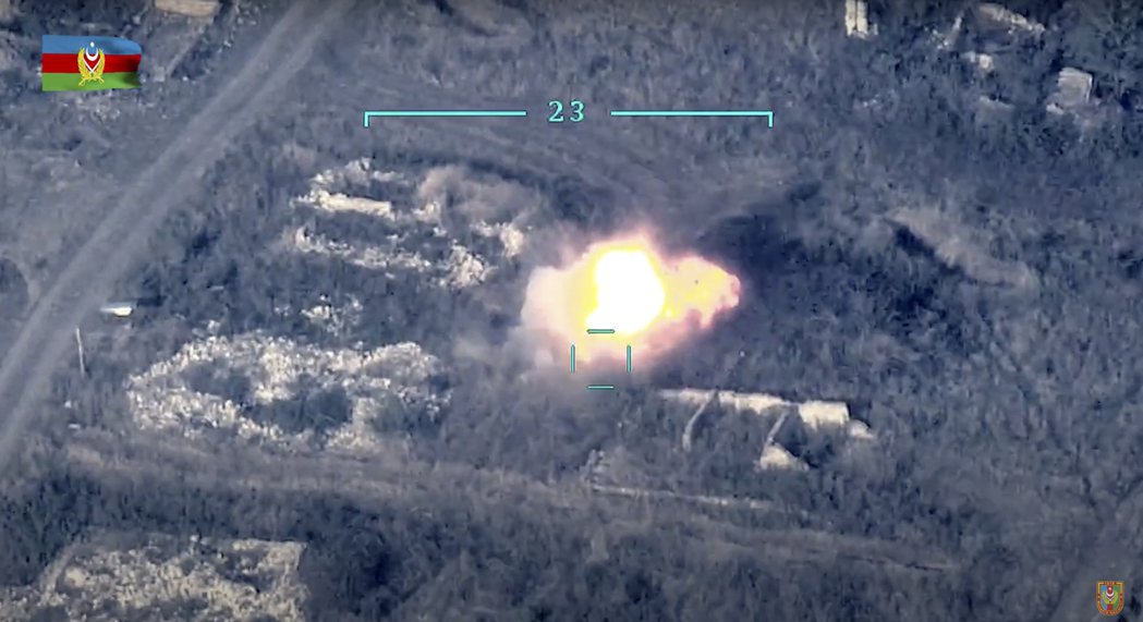亞塞拜然影片截圖，主張擊毀了亞美尼亞的防空系統。 圖／美聯社、亞塞拜然國防部