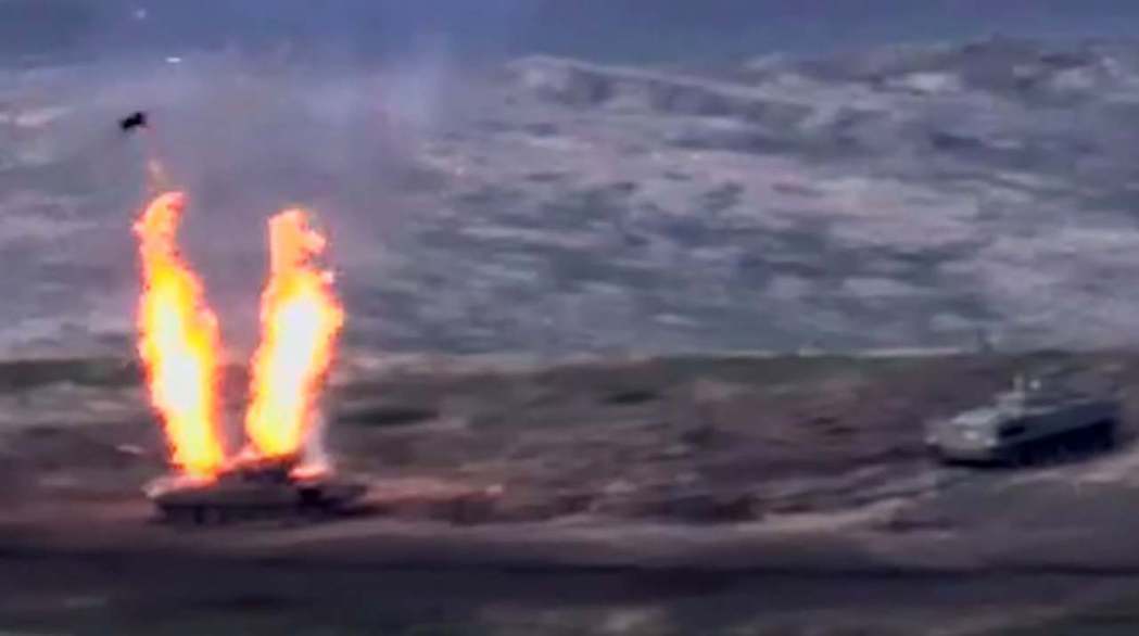 亞美尼亞國防部釋出影片截圖，27日在兩國邊界地帶，亞塞拜然軍一架坦克遭到攻擊。 ...