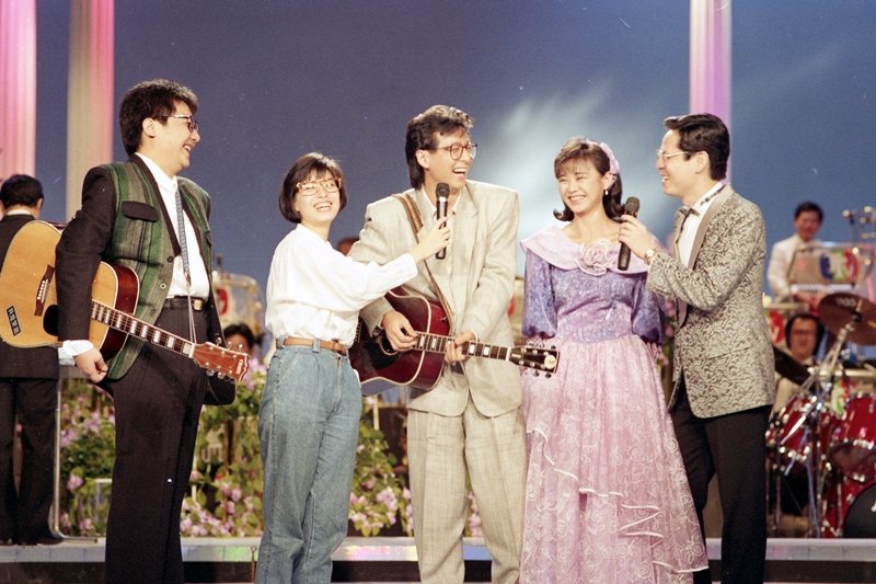 「校園民歌」一詞在早期曾出現爭議。圖為民歌手王夢麟、蔡琴、羅吉鎮、李碧華，攝於1988年。 圖／聯合報系資料照
