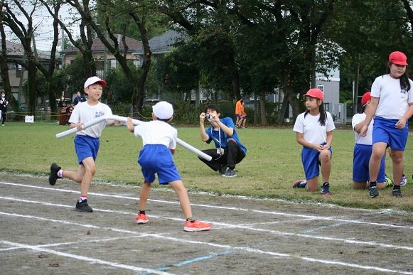 為避免近距離接觸，日本小學使用兩公尺的橡膠棒舉辦大隊接力。圖擷取自田名北小學