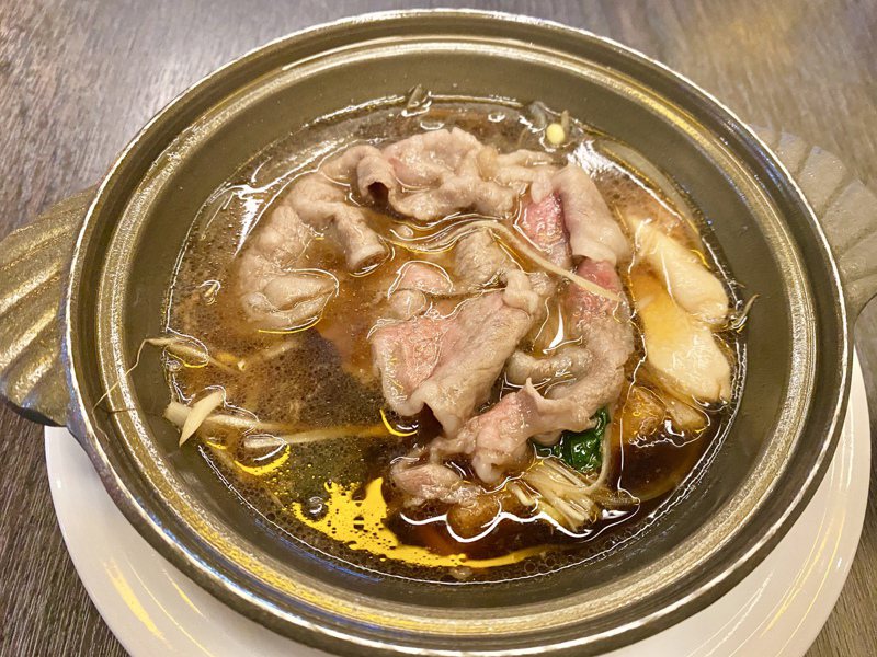 日本獨特的鍋料理「壽喜燒」，用鐵製淺鍋燒薄片牛肉，其特色為砂糖和醬油調和出來鹹甜調味的湯底。報系資料照，記者宋健生/攝影