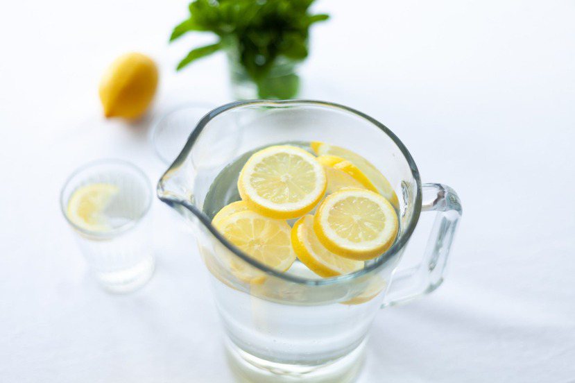 建議在準備飲料時可選擇一大壺的無糖檸檬水，烤肉時喝可以去油解膩外，檸檬中含有的維...