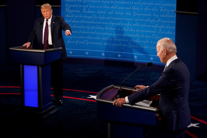 美國總統川普（左）在9月29日的大選第一場總統辯論中，幾乎從頭到尾不直視觀眾，只關注對手拜登或辯論主持人。路透
