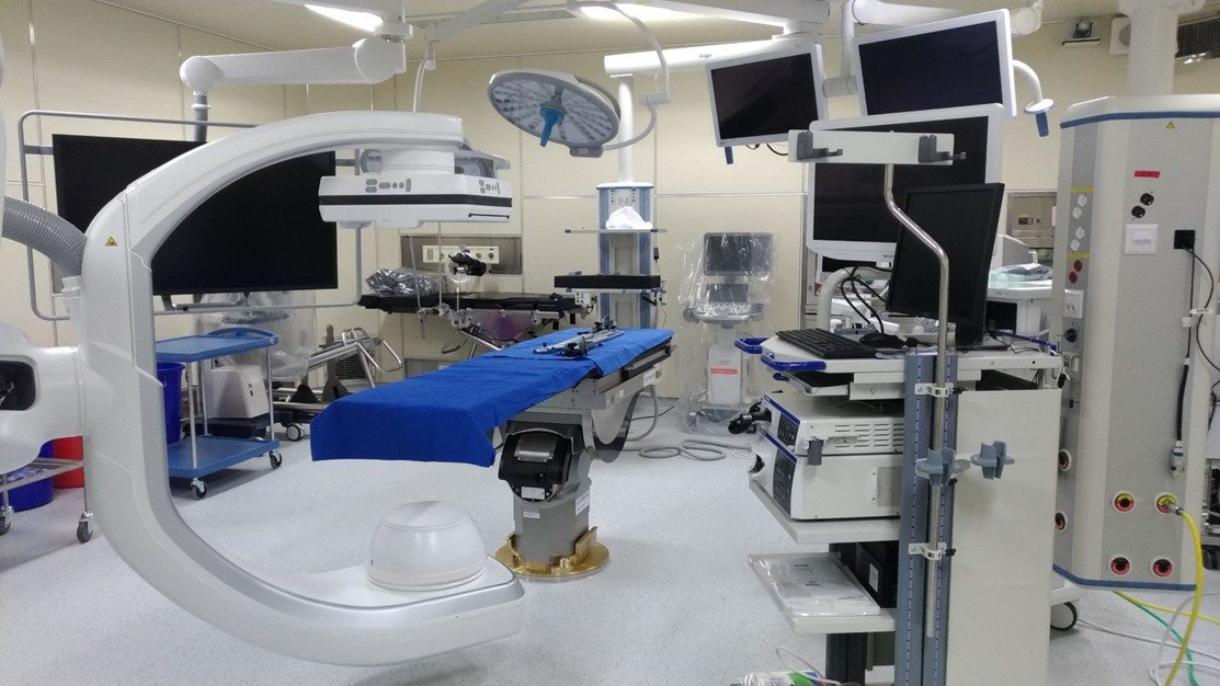 台大醫院生醫園區分院自6月建置新一代複合式手術室，並引進多軸式機械臂錐束斷層造影系統，運用精準數位影像導引，大幅提升手術精確度。圖／台大醫院生醫園區分院提供
