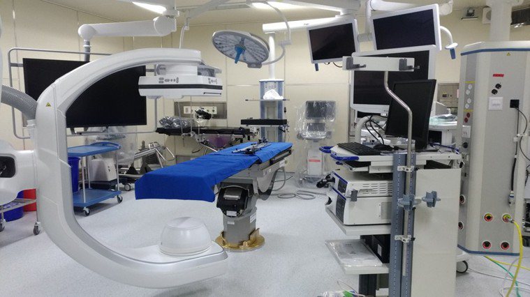 台大醫院生醫園區分院自6月建置新一代複合式手術室，並引進多軸式機械臂錐束斷層造影...