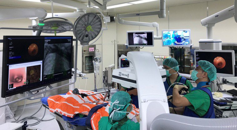 複合式手術室能同時提供各科所需的影像，減少病人從手術室移動至其他攝影室的風險。圖...
