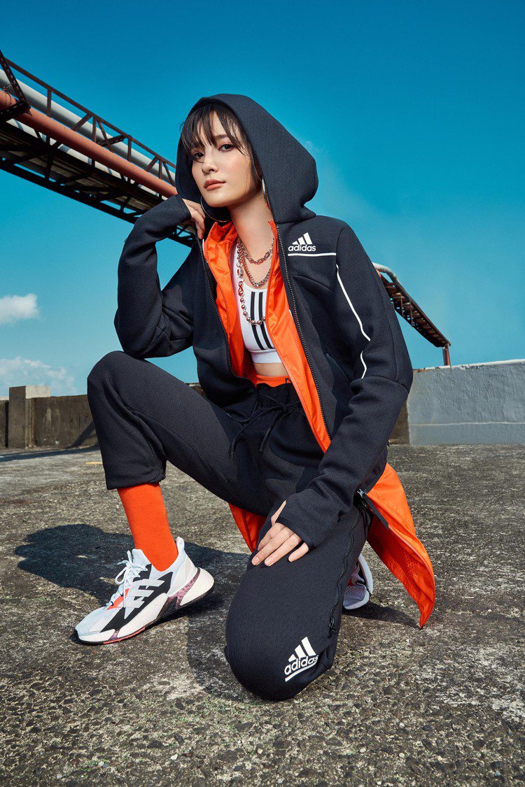 吳子霏身著的adidas Z.N.E.系列全黑連帽外套，利用不同色系內搭做堆疊，...