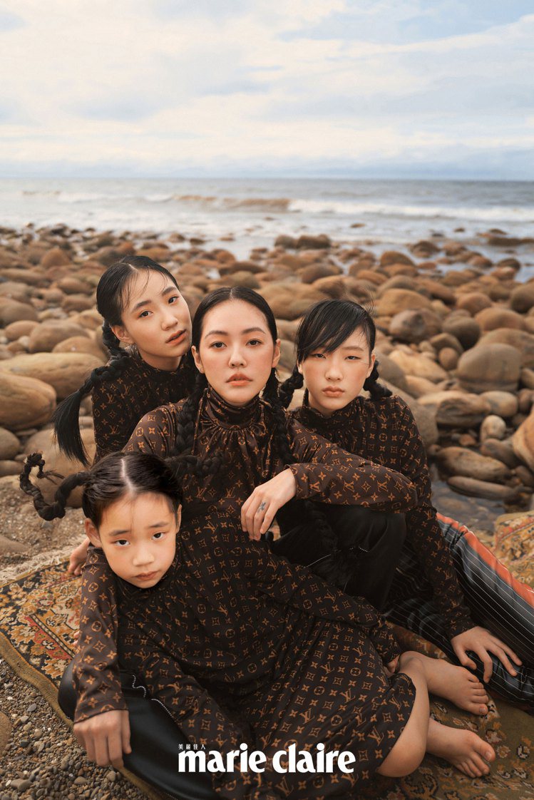 小S(中)與3個女兒一起拍攝時尚雜誌封面。圖／Marie Claire美麗佳人提供