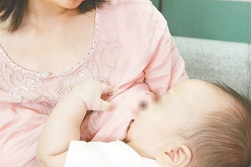 台灣長年推動母嬰親善政策，不過媽媽在迎接新生兒出生的喜悅之餘，也面臨母乳哺育、親子同室等選擇，育兒壓力不小。 圖／聯合報系資料照片