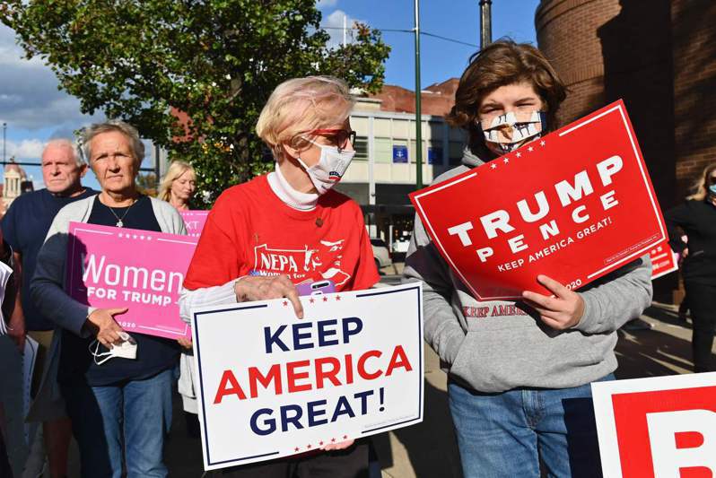 川普總統的支持者對川普的首次總統辯論表現滿意。(Getty Images) 法新社