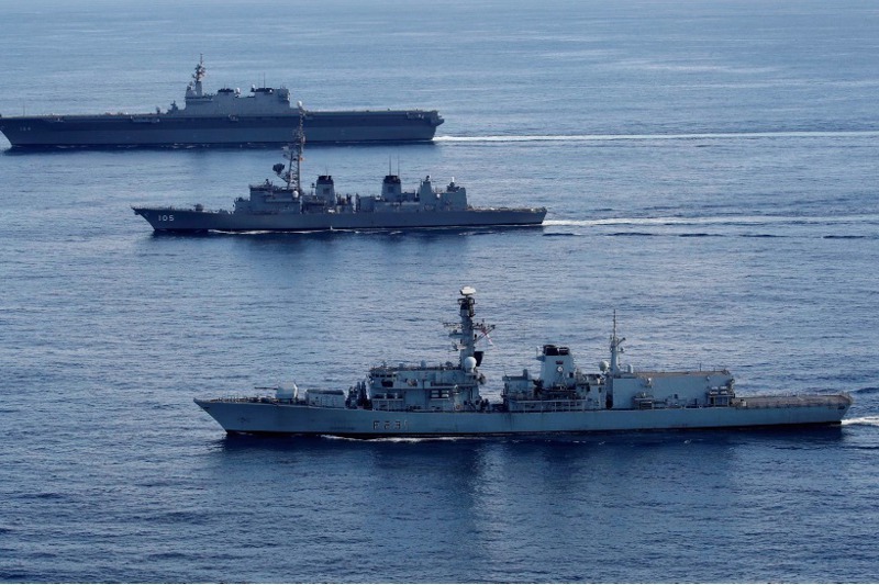 印度洋為兵家必爭之地，圖為英國海軍阿吉爾號（圖前）、日本驅逐艦閃電號（圖中）和加賀號直升機航母的聯合海上軍演。路透