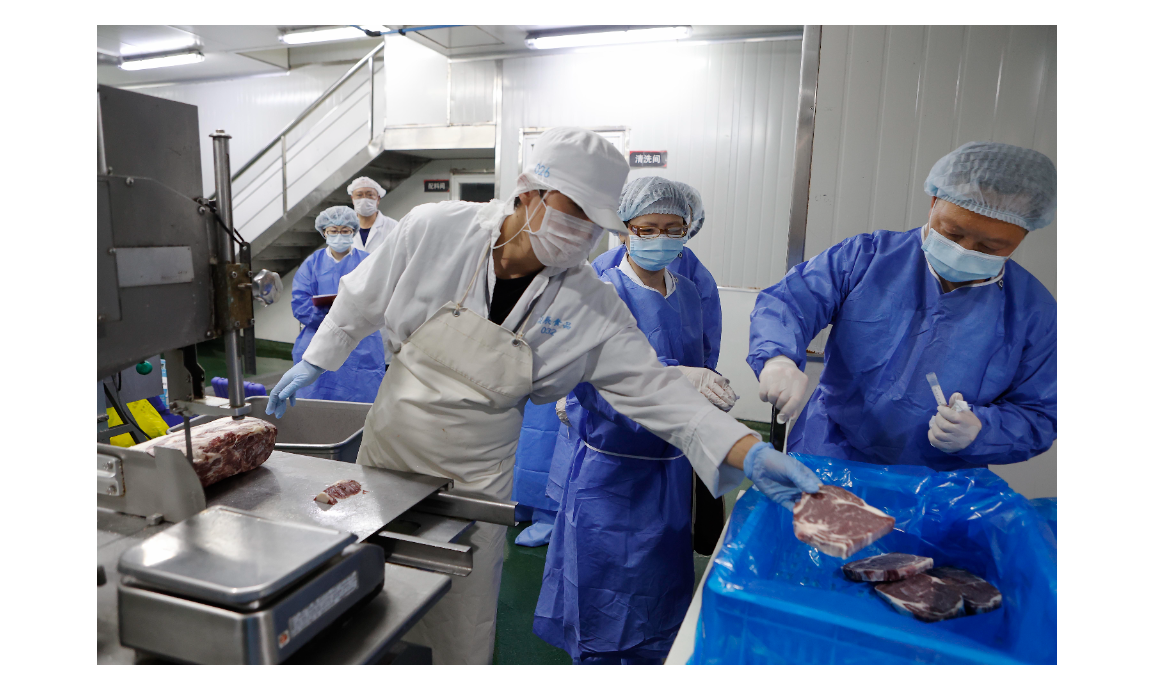 圖為上海市黃浦區疾控中心為防控疫情，日前對一家食品公司的進口冷凍牛肉進行抽樣檢驗。中新社