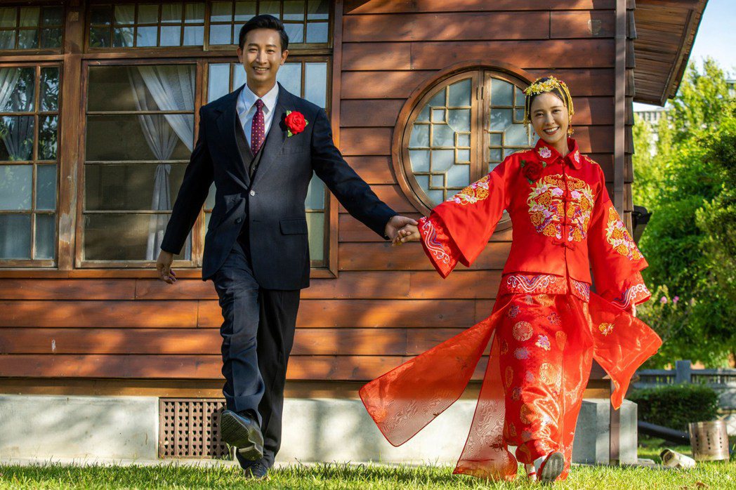 邱凱偉(左)、大元在「羅雀高飛」中拍攝婚禮戲。圖／三立提供