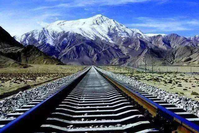 川藏鐵路穿過多座雪山，施工難度大，每公里造價高達3億人民幣。 百度