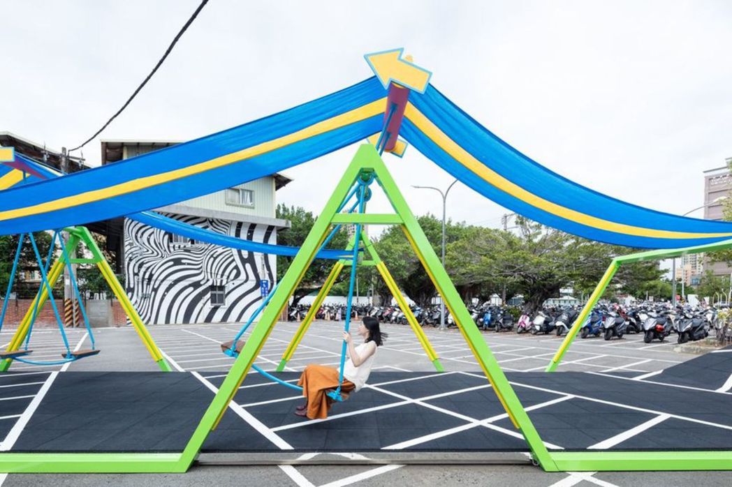 新竹後站機車停車場變身為「XYZ 嬉遊中——新竹搖擺」。圖／2020台灣設計展提...