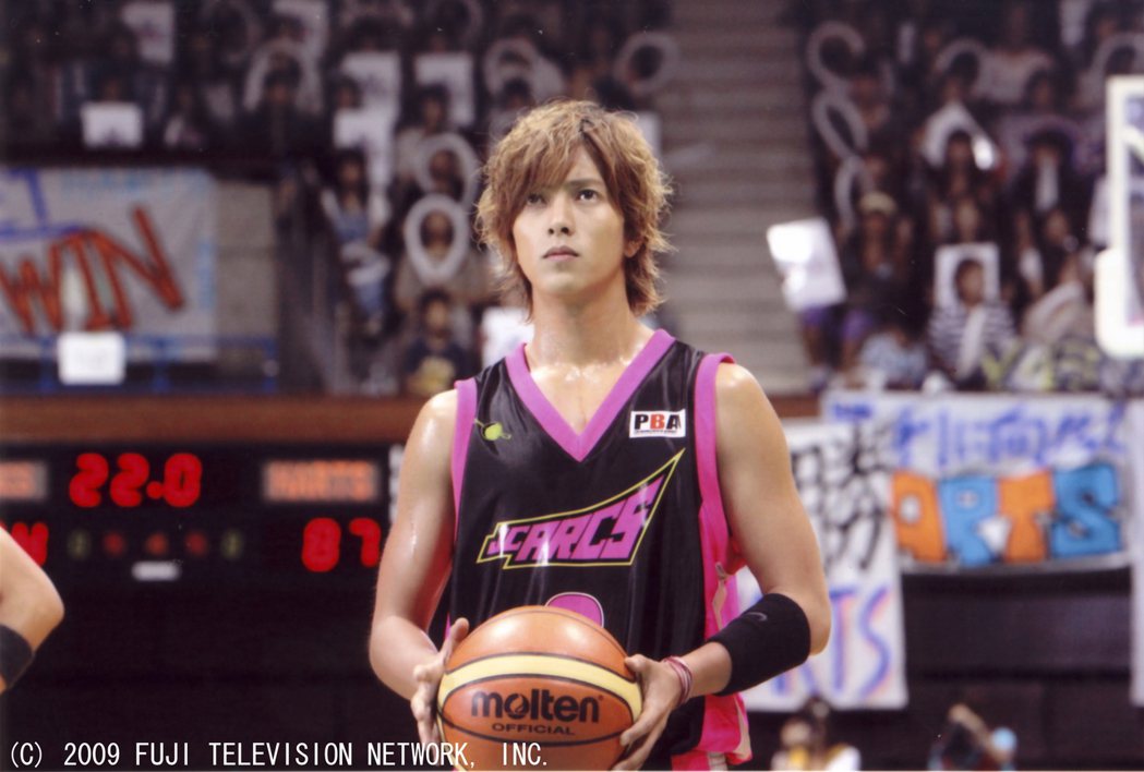 山下智久在日劇「零秒出手」飾演職業籃球員。圖／八大電視提供