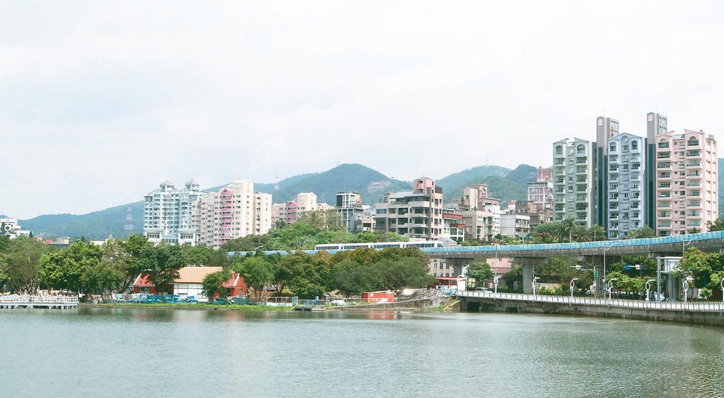 台北市內湖區的知名景點「大湖公園」是當地有名的生活圈，依山傍水卻交通便利，具有「...