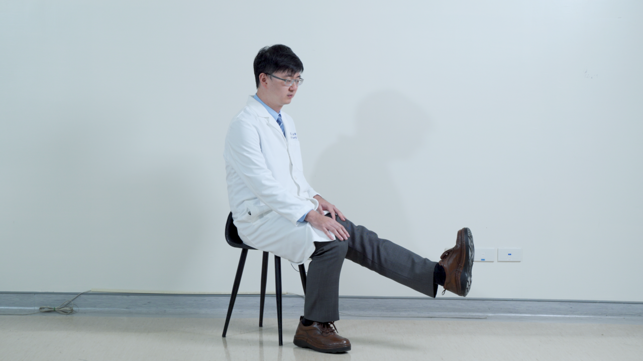 北榮高齡醫學中心醫師曾崧華示範預防肌少症運動招式：膝蓋往前蹬時，腳板往上提，左右...