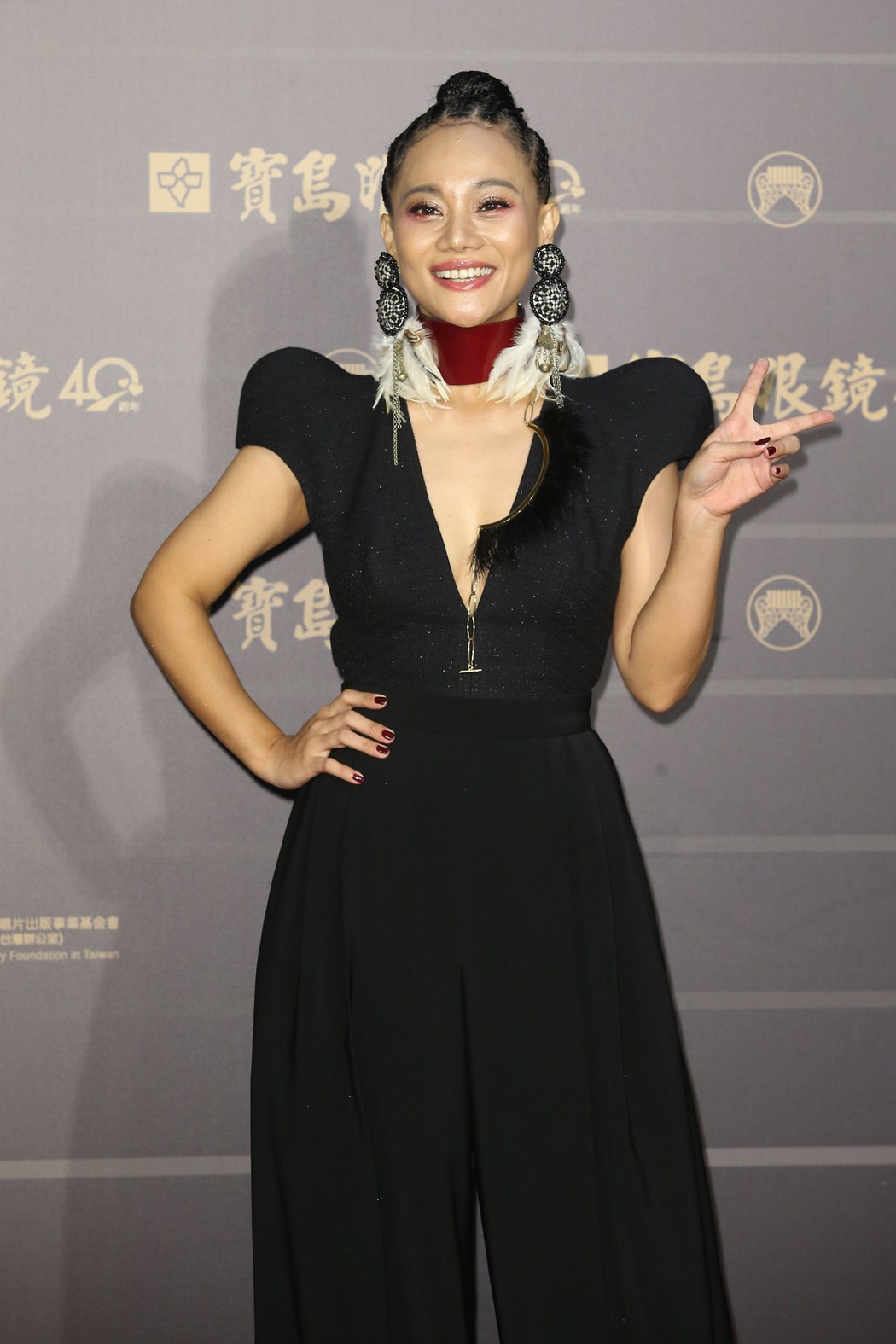 第31屆金曲獎在台北流行音樂中心舉行，入圍8個獎項的阿爆，以一身黑色深V洋裝走星