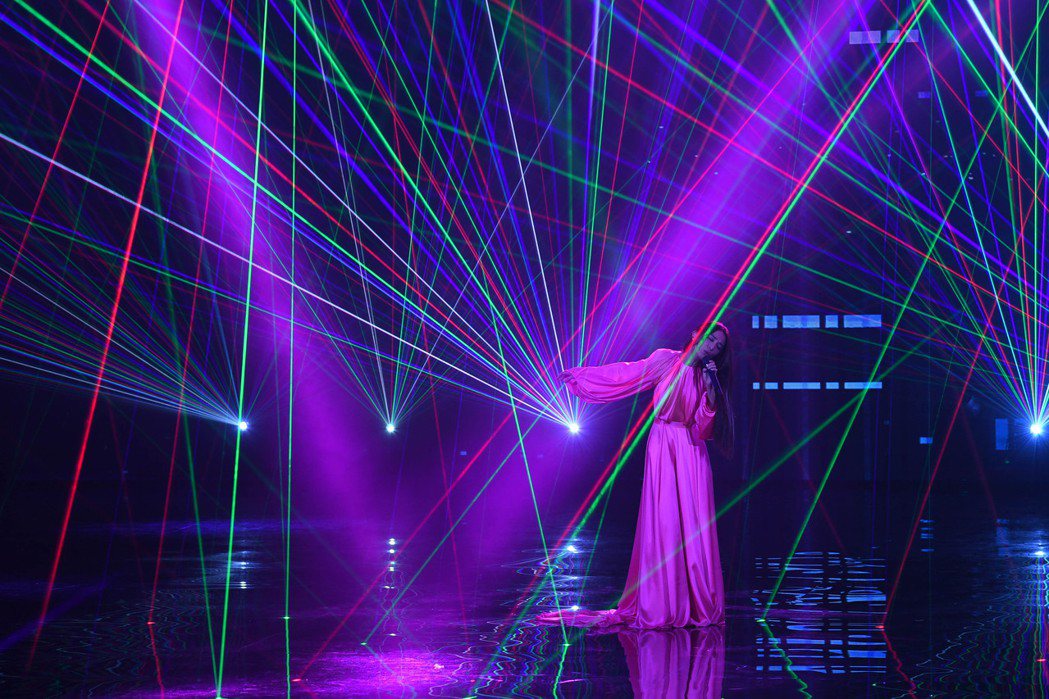 第31屆金曲獎，田馥甄以一席桃紅色的服裝進行表演。圖／台視提供