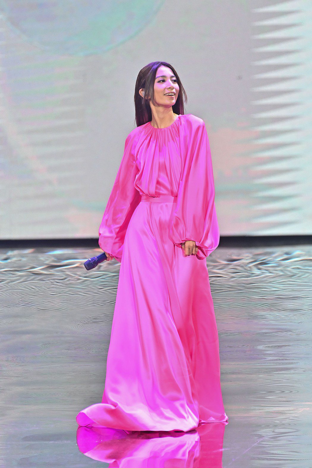 第31屆金曲獎，田馥甄以一席桃紅色的服裝進行表演。圖／台視提供