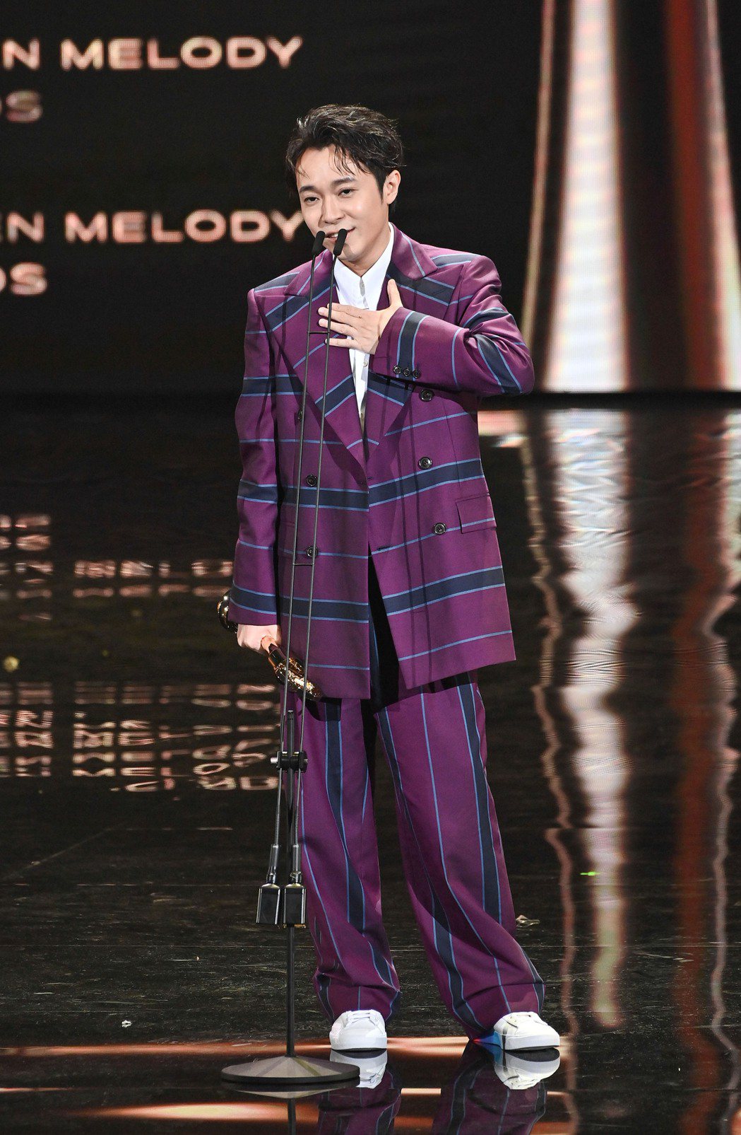 第31屆金曲獎，吳青峰獲得最佳國語男歌手獎。圖／台視提供 林伯東