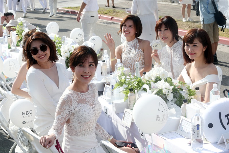 2020台北國際白色野餐盛大舉行，參與民眾著白色服裝精心裝扮，而且餐桌擺飾也都經過用心設計。記者曾吉松／攝影