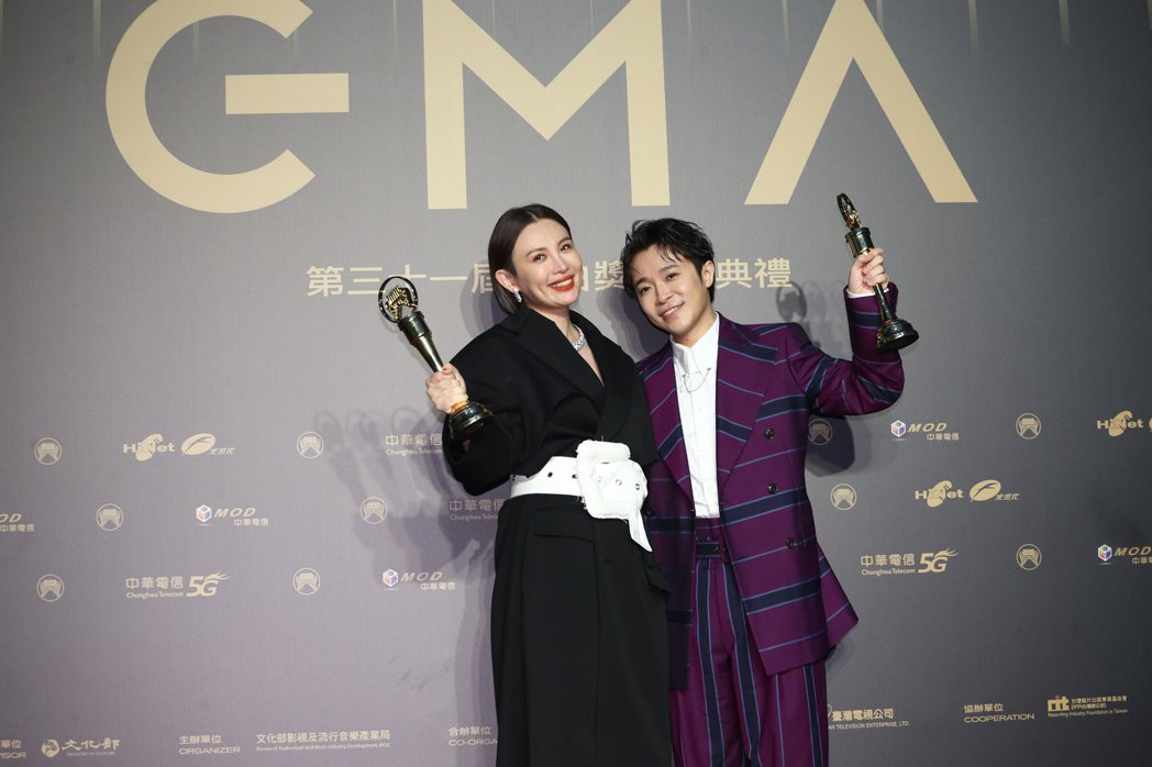 第31屆金曲獎，吳青峰（右）、魏如萱（左）獲得最佳國語男女歌手獎。記者曾原信／攝...