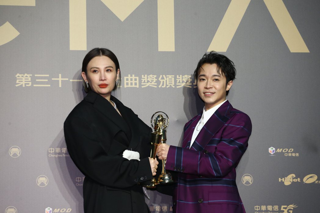 第31屆金曲獎，吳青峰（右）、魏如萱（左）獲得最佳國語男女歌手獎。記者曾原信／攝