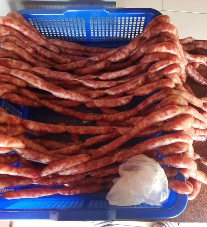網友請婆婆買10幾條香腸，沒想到送來的卻是香腸瀑布。圖擷自facebook