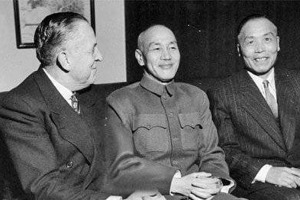 國共內戰後期，大陸經濟情勢困難，蔣中正、李宗仁（右）兩位與美國經濟合作總署署長霍夫曼（左）會面。圖／翻攝自網路