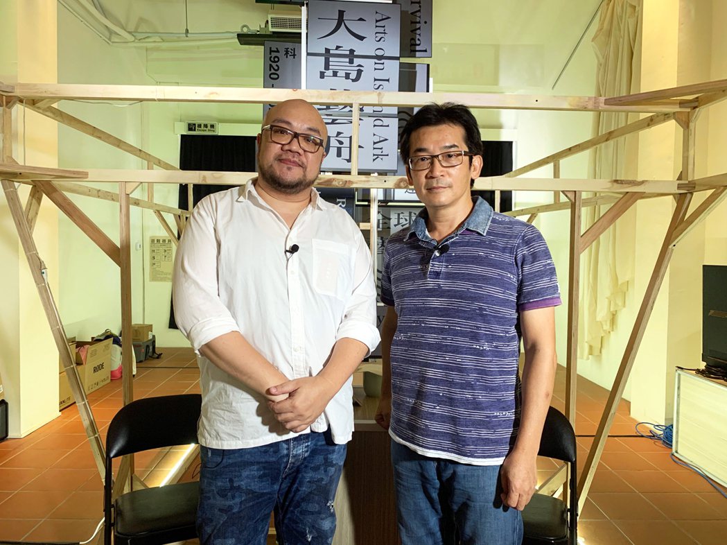 葉天倫(左)化身YouTuber，訪問同為導演的魏德聖(右)，聊起拍片甘苦談，感...